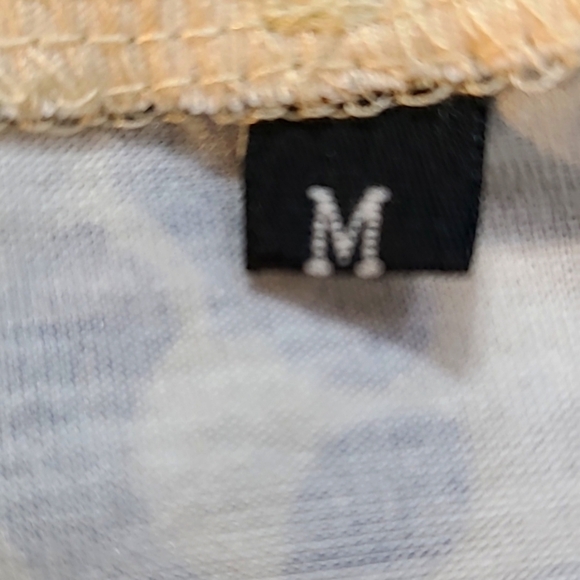 Longsleeve Leopard Print T-Shirt with Beige Neckline, Size Medium - Picture 7 of 8